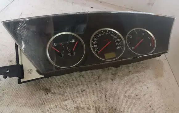 Nissan Primera Speedometer (instrument cluster) 2358022 AV6192358022 AV619