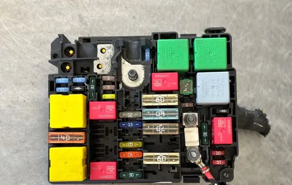 Peugeot 208 Fuse module 9804848480