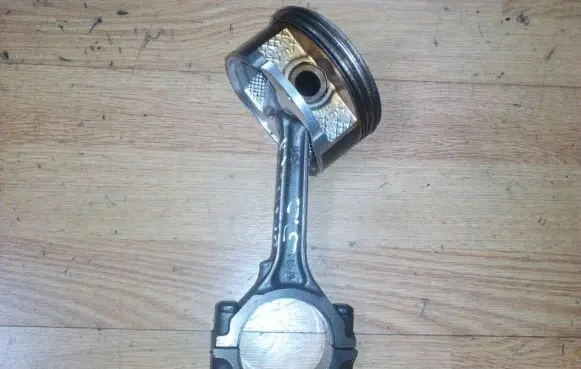 Chrysler Voyager Piston with connecting rod 4654355