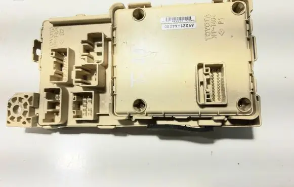 Toyota Avensis Verso Fuse module 8922144030