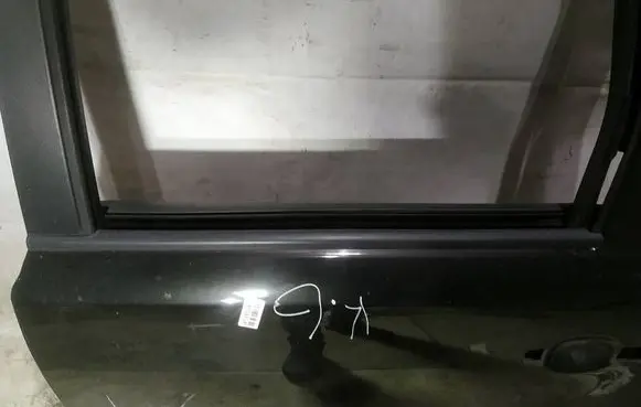 Nissan Note (E11) Rear door glass trim molding
