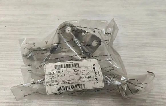 Engine bonnet/hood hinges