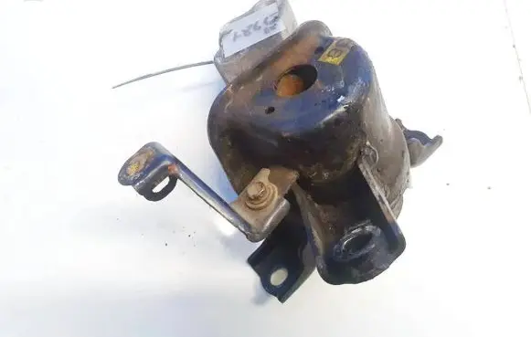 Toyota RAV 4 (XA30) Engine mount bracket