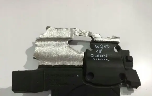 Engine bonnet/hood sound/heat insulation