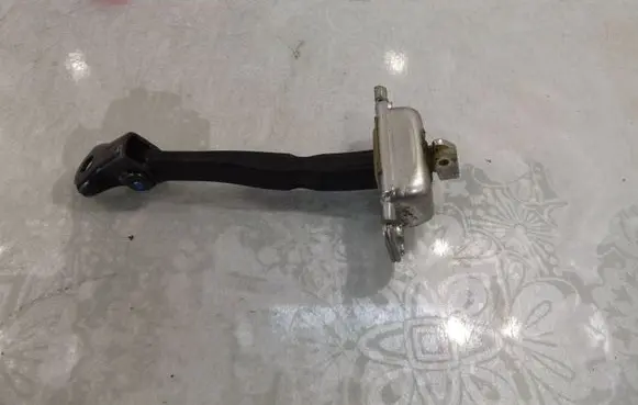 Hyundai i20 (GB IB) Rear door check strap stopper