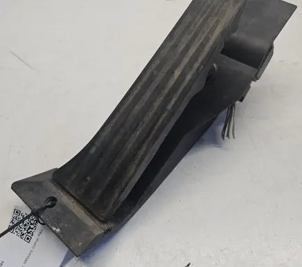 Accelerator throttle pedal