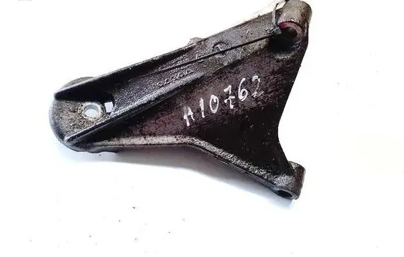 Engine mounting bracket