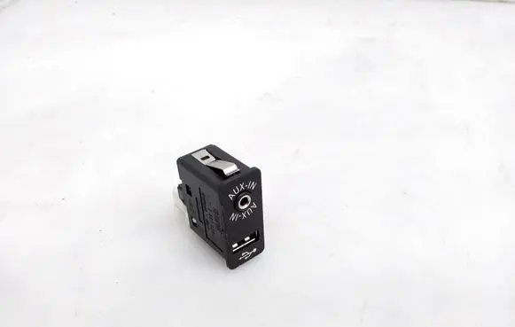 BMW X5 E70 USB socket connector 9237653