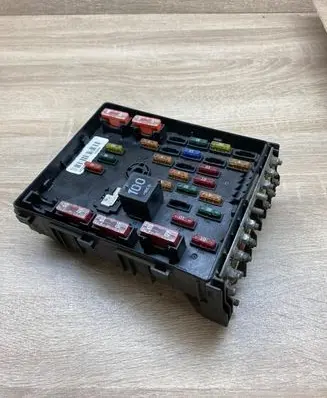 Volkswagen PASSAT B6 Fuse module 3C0937125