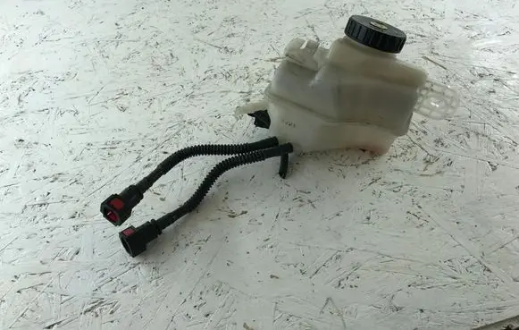Opel Mokka Brake fluid reservoir 3J21