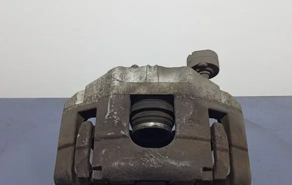 Volkswagen PASSAT B6 Front brake caliper 