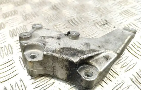 Mercedes-Benz C W204 Engine mounting bracket A6510940039 31002