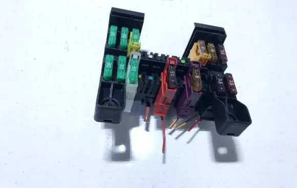 Mercedes-Benz E W211 Fuse box set 13943281