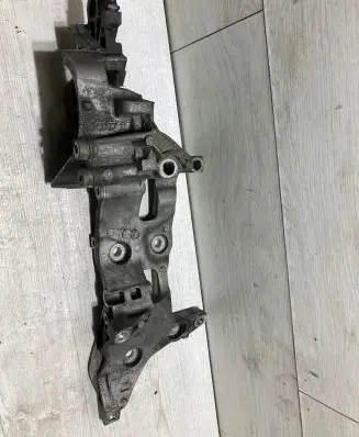 Skoda Octavia Mk3 (5E) Generator/alternator bracket 04L903143B