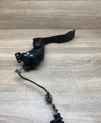 Volkswagen PASSAT B5 Accelerator throttle pedal 8D1723523G
