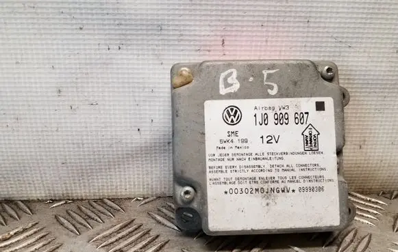 Volkswagen PASSAT B5 Airbag control unit/module 1J0909607