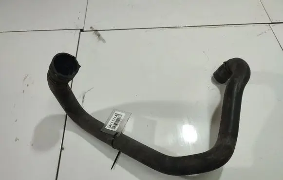 Volkswagen PASSAT B6 Engine coolant pipe/hose 