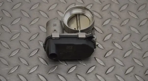 Volkswagen Golf Sportsvan Throttle valve 04E133062Q
