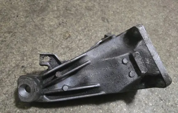 Engine mounting bracket