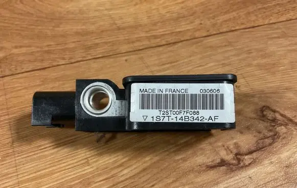 Ford Mondeo Mk III Airbag deployment crash/impact sensor 1S7T14B342AE 1S7T14B342AF