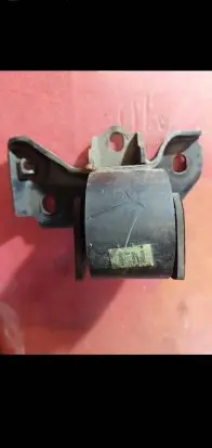 Toyota RAV 4 (XA10) Engine mount bracket