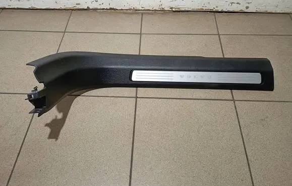Front sill trim cover