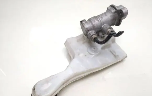 Ford Focus Master brake cylinder BV612C246B