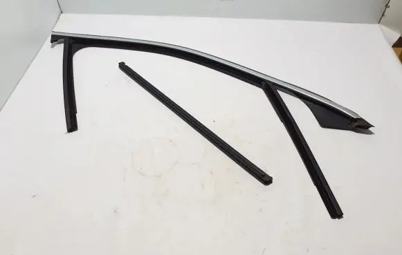 Mercedes-Benz GLC C253 Front door rubber seal A2537257400