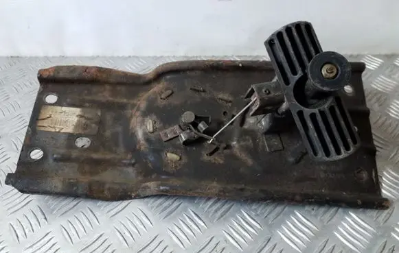 Chrysler Voyager Spare wheel mounting bracket 