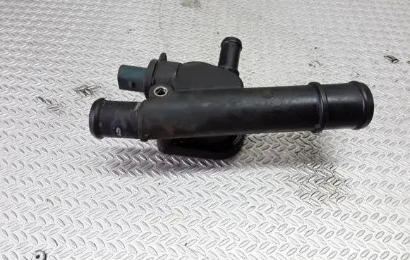 Volkswagen Golf IV Engine coolant pipe/hose 038121133