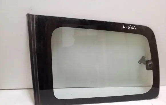 Mitsubishi Pajero Rear side window