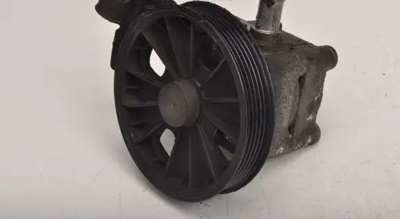 Volvo XC90 Power steering pump 30665100
