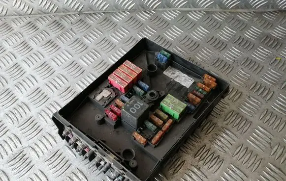 Volkswagen Golf V Fuse module 1K0937125A