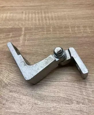 Volkswagen Touareg I Front door upper hinge 7L0831401A