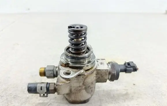 Volkswagen Golf VI Fuel injection high pressure pump 03C127026J