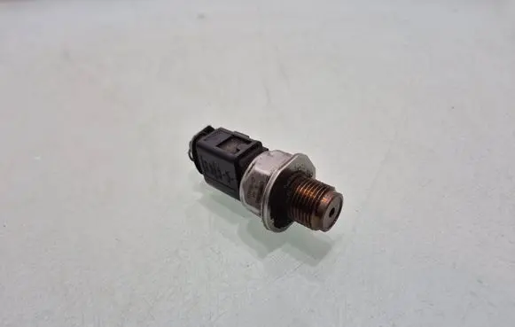 Volkswagen PASSAT B6 Fuel pressure sensor 03L906051