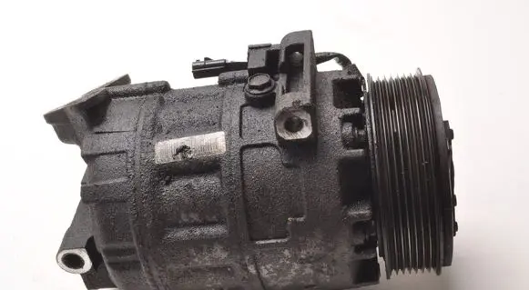 Opel Vivaro Air conditioning (A/C) compressor (pump) 8200454172