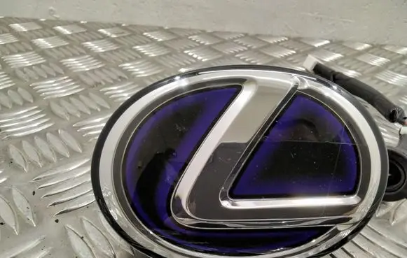 Manufacturer badge logo/emblem