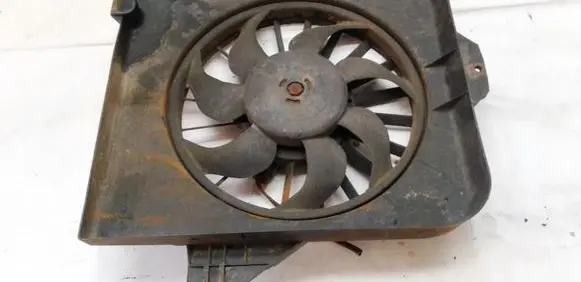 Radiator cooling fan shroud