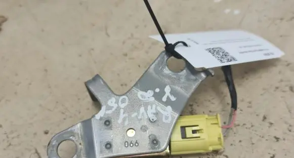 Toyota RAV 4 (XA20) Airbag deployment crash/impact sensor