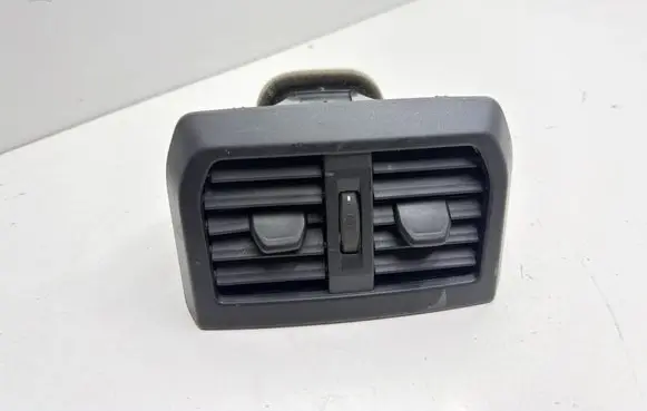 BMW 1 F40 Rear air vent grill 6828272 19050710