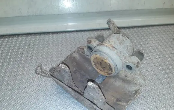 Volkswagen Golf VI Front brake caliper 