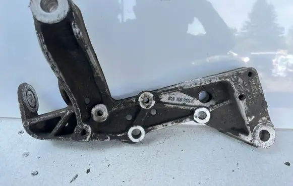 Audi A3 S3 A3 Sportback 8P Engine mounting bracket 1K0199296E