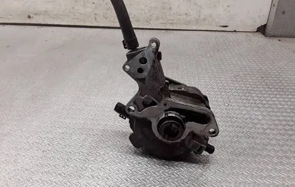 Volkswagen PASSAT B6 Vacuum pump 038145209H