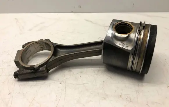 Volkswagen Golf V Piston with connecting rod