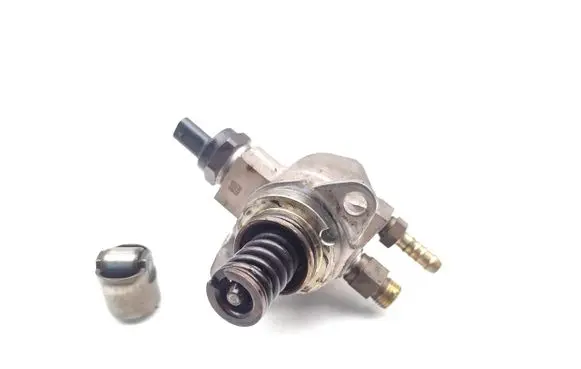 Skoda Fabia Mk2 (5J) Fuel injection high pressure pump 03C127026D