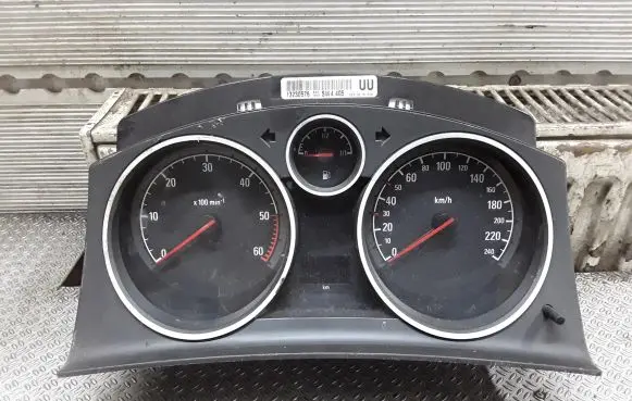 Opel Zafira B Speedometer (instrument cluster) 13230576