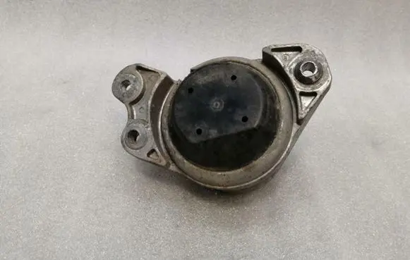 Mercedes-Benz C W205 Engine mount bracket A2052404900