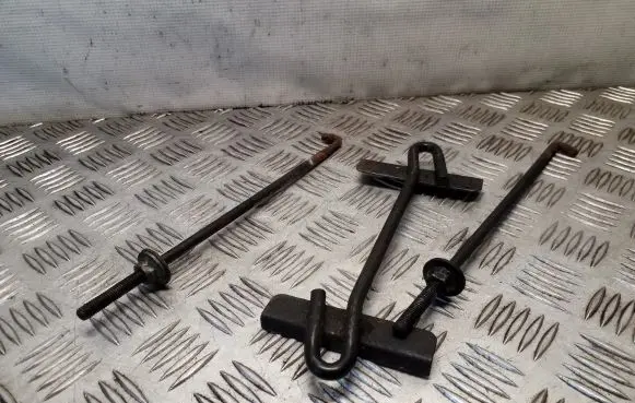 Hyundai Terracan Battery bracket 