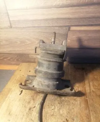 Nissan Pathfinder R51 Engine mount bracket